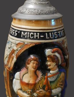 Antiker Bierkrug mit Zinndeckel , mit Paar , Spruch: Lustig Fass mich lustig lass mich ., Nimmer entbehren füllen und leeren. , K6 - Görlitz