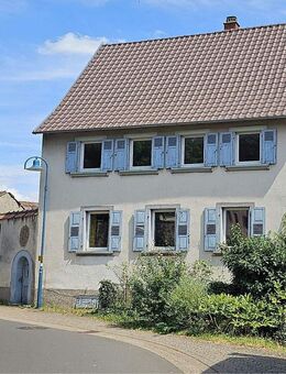 Wie eine kleine Burg, in sich geschlossenes,denkmalgeschütztes ehemaliges Winzeranwesen. - Gleisweiler