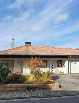 Stilvoller Bungalow mit separater ELW, Doppelgarage & großem Grundstück - Hammersbach