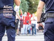 Jahreslosung 2024 Faltkarte -Polizisten und Demonstranten - Klappkarte - Wilhelmshaven