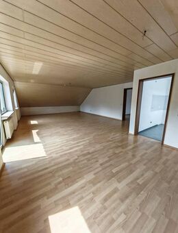 Dillingen: 120 m² große, gepflegte 3-ZKB-DG-Wohnung mit Balkon, Keller und Stellplatz in guter Lage - Dillingen (Saar)