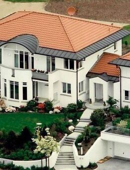 Exklusive Villa mit zwei eigenständigen Wohnflügeln - klassischer Stil trifft moderne Architektur - Flieden