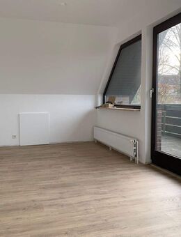Helle Dachgeschosswohnung in Stade mit Balkon - Stade (Hansestadt)