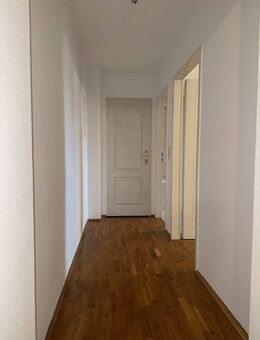 schöne, helle 3 Zimmer Maisonette Wohnung mit Balkon und Skyline Blick (Besichtigungstermin und Vorgaben beachten!) - Frankfurt (Main)