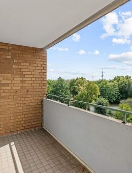 Bothfeld: Attraktive 5-Zimmer-Wohnung mit Loggia, Tiefgaragenstellplatz und Wellnessbereich - Hannover