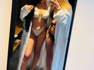 Blonde und schwarze dominas erziehen dich - München