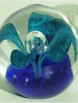Paperweight / Glaskugel / Briefbeschwerer türkis blau. Farbloses Glas mit bunten Einschmelzungen. Höhe ca. 8 bis 9 cm. - Hamburg Wandsbek
