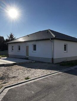 Moderner Bungalow, ca. 122 m² Wfl., ca. 518 m² Grdstk., Wärmepumpe, Fußbodenheizung, Carport - Grimma