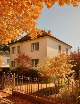 Modernisierungsbedürftiges Zweifamilienhaus in Berlin-Hermsdorf - Berlin