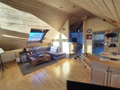 Top Lage**helle und moderne 3,5-Zimmer-Dachgeschosswohnung mit Weitblick**