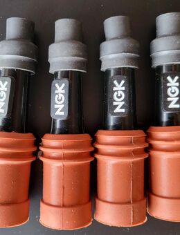 4 Stück gerade Spezial-Zündkerzenstecker von NGK, gebraucht, aber sehr guter Zustand, ca. 9,5 cm Länge, müssten zu Yamaha FZR 1000 oder YZF 750 R gehören, Versand gegen Aufpreis möglich, 30,- € - Unterleinleiter