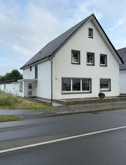 freistehendes 2-1/2 geschoss. Zweifamilienwohnhaus mit großzügigem Grundstück in Lipperode - Lippstadt