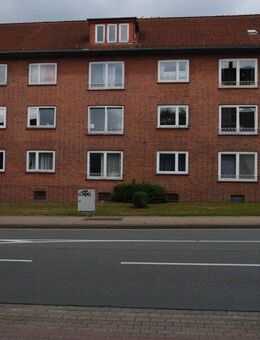 Zentral gelegene und frisch renovierte Wohnung mit Vollbad - Lüneburg