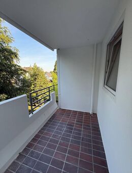 Sankt Augustin Sanierte- und renovierte 2 Zimmer Wohnung mit Aufzug, Balkon- Loggia und Garten- Mitbenutzung - Sankt Augustin