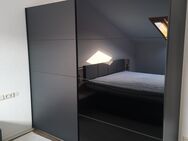 Schwebetürenschrank. Einjährige alt - Plauen