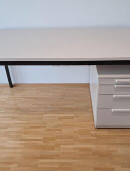 Solider grosser Mehrzweck-Schreibtisch, MDF-Platte auf Stahlunterbau - München