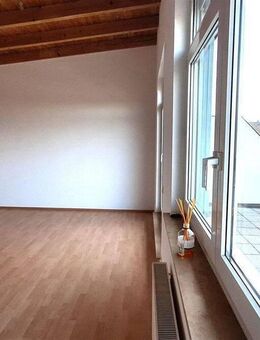 Helle Penthouse ähnlich Wohnung mit extra großer Sonnenterrasse, PKW Außenstellplatz & Tiefgarage - Neckarsulm
