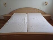 Schlafzimmer ausstattung -Doppelbett in schönem Ambiente mit 2 Nachtschränkchen - Karlsruhe