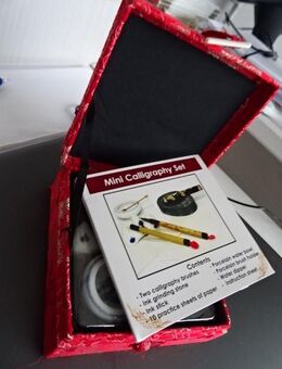 Kalligrafie-Mini-Set in roter Stoff-Schatulle mit Anleitung und Historie - Bonn