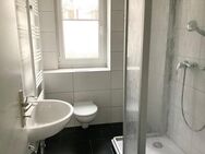 modernisiertes Tageslichtbad mit Dusche - Magdeburg