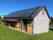 Kleines Einfamilienhaus mit Photovoltaikanlage und Garage - Neualbenreuth