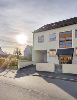 Seltene Gelegenheit in Weiden: Großes Dreifamilienhaus mit Scheune, 3 Garagen und Baugrundstück - Weiden (Oberpfalz)