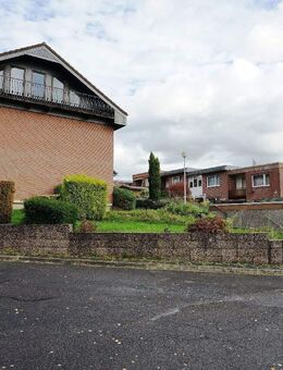 Bezugsfreies Reiheneckhaus mit wohnlich genutztem Dachausbau in Sackgasse am Leimbacher Berg! - Leverkusen