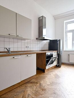 Zentrales Wohnen mit Charme: Helle 2-Zimmer-Wohnung mit Einbauküche & Parkett in Annaberg-Buchholz - Annaberg-Buchholz