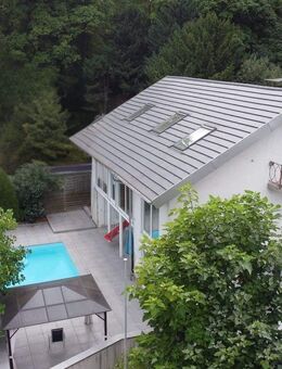 Großzügiges Mehrgenerationenhaus mit Einliegerwohnung & Pool in begehrter Lage Hofberg - Landshut