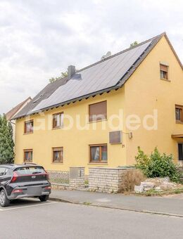 Charmantes Dreifamilienhaus mit modernster Technik, PV-Anlage und attraktiven Außenbereichen - Roßtal