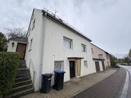 Renovierungsbedürftiges Einfamilienwohnhaus mit zwei Garagen - Morbach