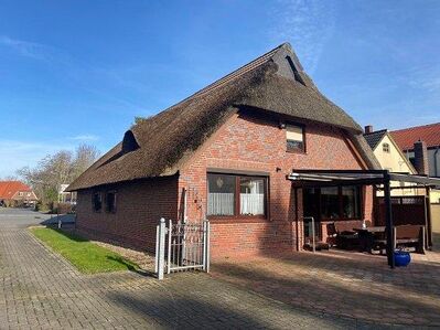 Charmantes Reetdachhaus mit besonderem Mühlenkopf-Gartenhaus, Remise, Garage, Doppel-Carport und großem Grundstück in Stadland-Seefeld