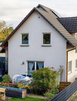 **Mehrgenerationen-Ensemble in Pfungstadt: Zwei Häuser auf einem Grundstück** - Pfungstadt