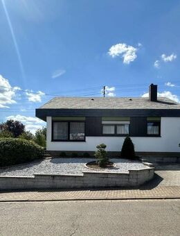 /Freistehender Bungalow mit traumhaftem Garten und Südlage/ - Nalbach