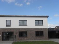 Noch eine frei ! Neubau-OG-Wohnung (rechts) mit Balkon! Modern und energetisch! - Weener