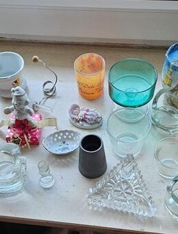 y10) Flohmarktkiste Trödel Kiste Porzellan Glas Dekoartikel Platzdeckchen Ostern - Garbsen