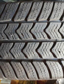 Zwei Winterreifen 215/70 R15 C auf Fünflochfelge Dot 34/20 - Norderstedt
