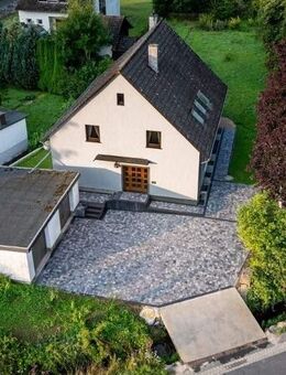 **Gepflegtes Zweifamilienhaus mit Doppelgarage in Schönecken in der Eifel** - Schönecken