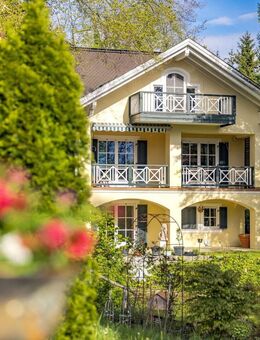 Klassisches Landhaus mit Einliegerwohnung, Edelstahlpool und parkähnlichem Garten - Feldafing