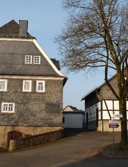 Stattliches Wohnhaus mit Lebensmittelmarkt und vermietetem Nebengebäude mit Weinladen in Ferndorf - Kreuztal