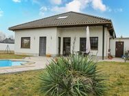 *Bungalow in traumhafter Lage* *196m² Wohnfläche*Pool* Doppelgarage*2 EBK*2 Bäder* *provisionsfrei* - Finsterwalde