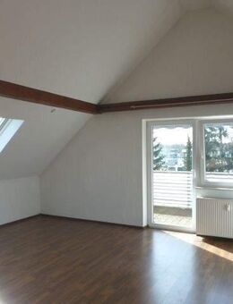 Interessante 3-Zi-DG-Wohnung, großer Balkon, EBK, 2 Autostellplätze, in kleiner Wohneinheit - Nersingen