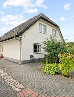 Modernes Einfamilienhaus mit Doppelgarage und Pool auf großem Grundstück - Kremmen