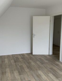 Klein, aber fein! Renovierte Dachgeschoss-Wohnung frei! - Ahlen