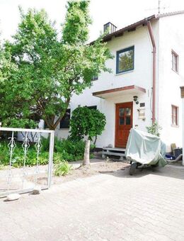 Top-renovierte 4-Zimmer-Wohnung mit Balkon und Kamin - Roth (Bayern)