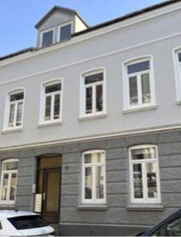 Frisch renoviert! Zentrale 2-Zimmer-Dachgeschoss-Wohnung mit Einbauküche in Flensburg - Flensburg