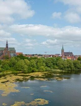 Malerischer Blick auf Teich und Altstadt - Stralsund