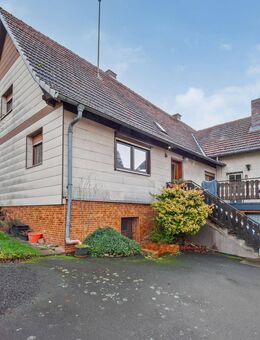 Viele Möglichkeiten: Großes Bauernhaus mit Nebengebäuden in Oberzell - Sinntal