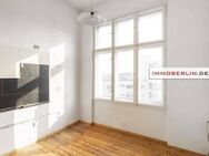 IMMOBERLIN.DE - Überschaubare Großzügigkeit! Altbauwohnung mit Balkon & Lift beim Kurfürstendamm - Berlin
