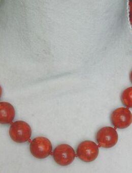 Korallenkette im klassischen eleganten Design - Stemmen